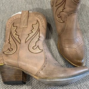 Low cowboy boots in Neutral